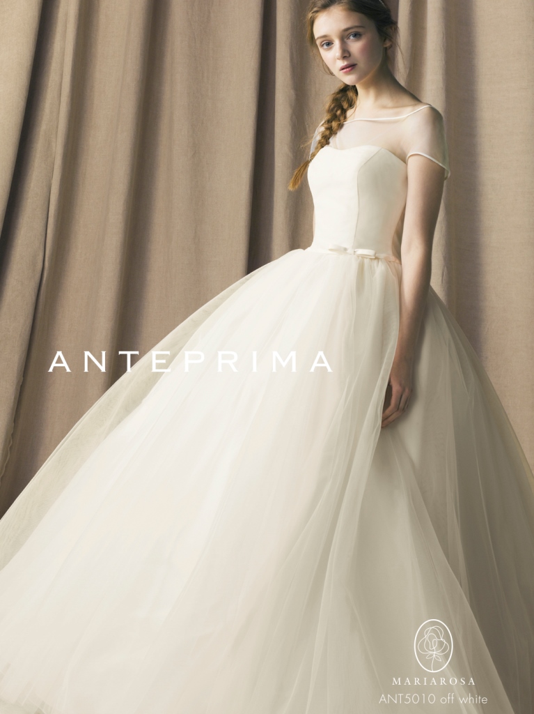 DRESS NO. ANT5010 COLOR ｵﾌＷ MATERIAL 清楚な美しさが漂うプリンセスドレスは、 デコルテを覆った透明性のある素材でモードな印象をプラスして… シンプルなデザインと柔らかなチュールが この上なく上品な立ち姿を約束します。